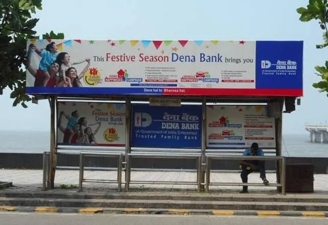 Digital OOH screen on public transport